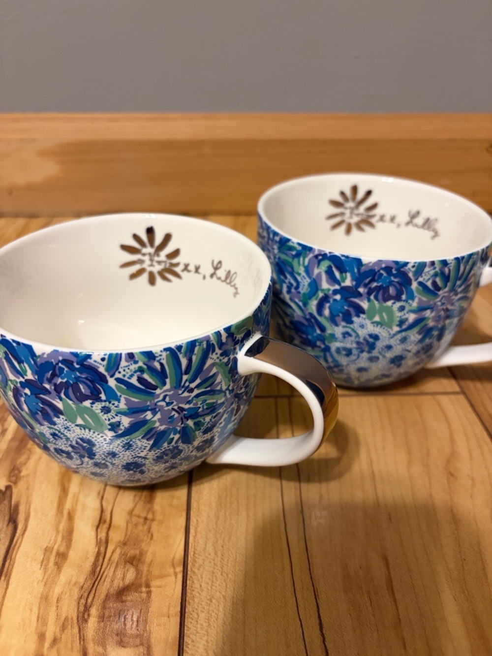 NWOT Lilly Pulitzer Blue purple green lion pattern mugs (set of 2) gold trim
